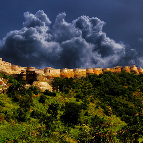 Taxi service from Udaipur to Kumbhalgarh at vnv tours