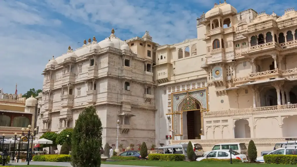 Udaipur Culture | City Palace Udaipur | VNV Tours - hire car in udaipur