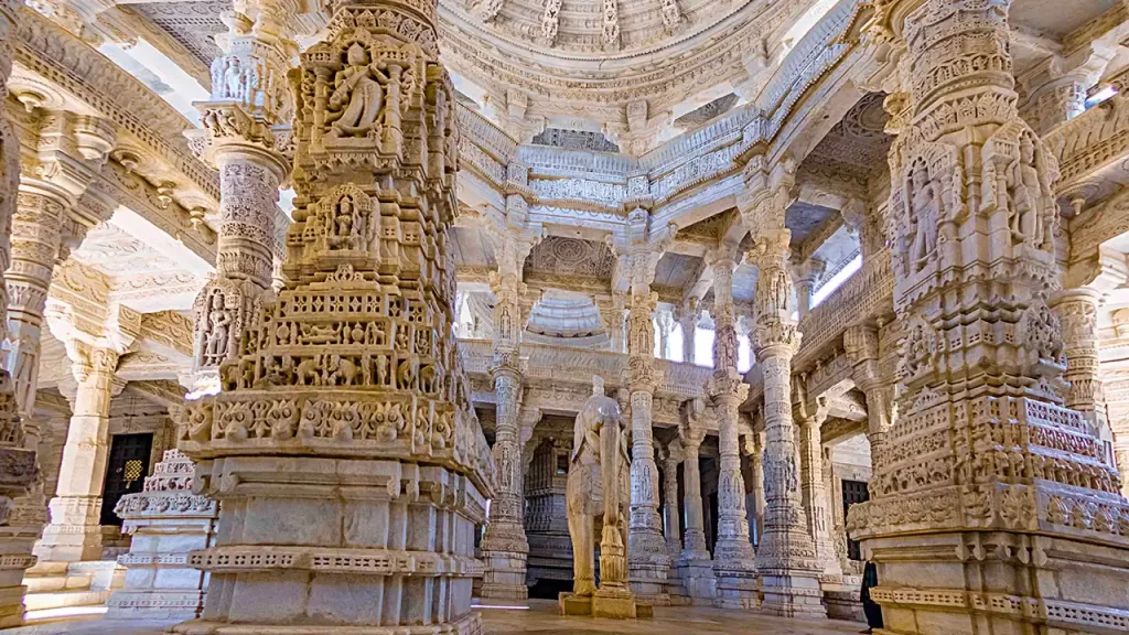 Pillars at Ranakpur Temple | taxi services in udaipur