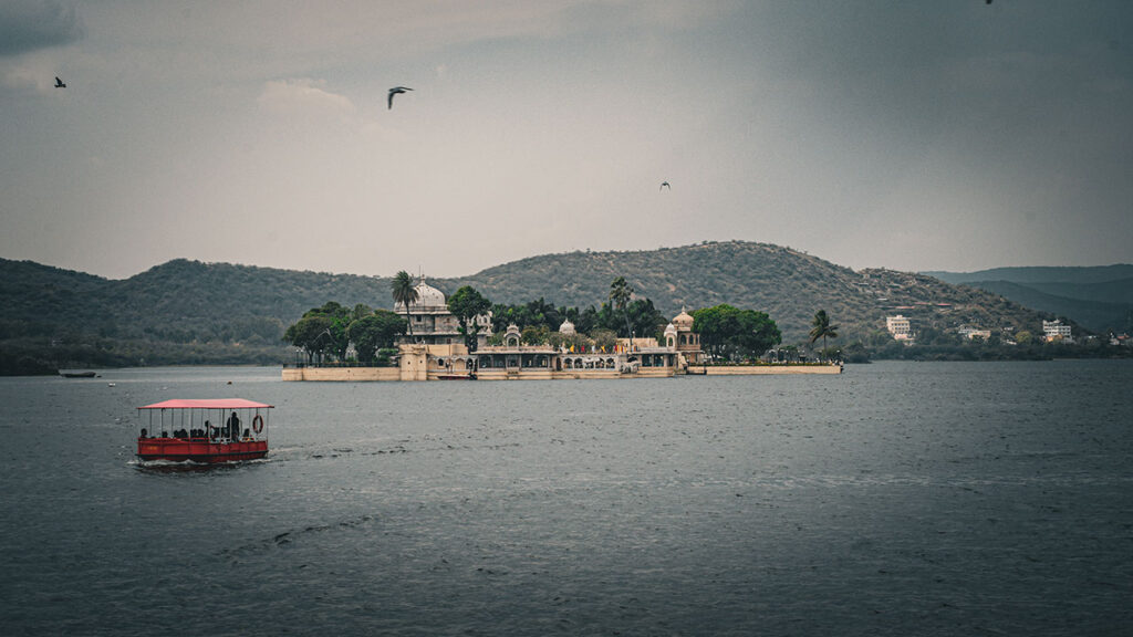 lake pichola udaipur | vnv tours - udaipur taxi services
