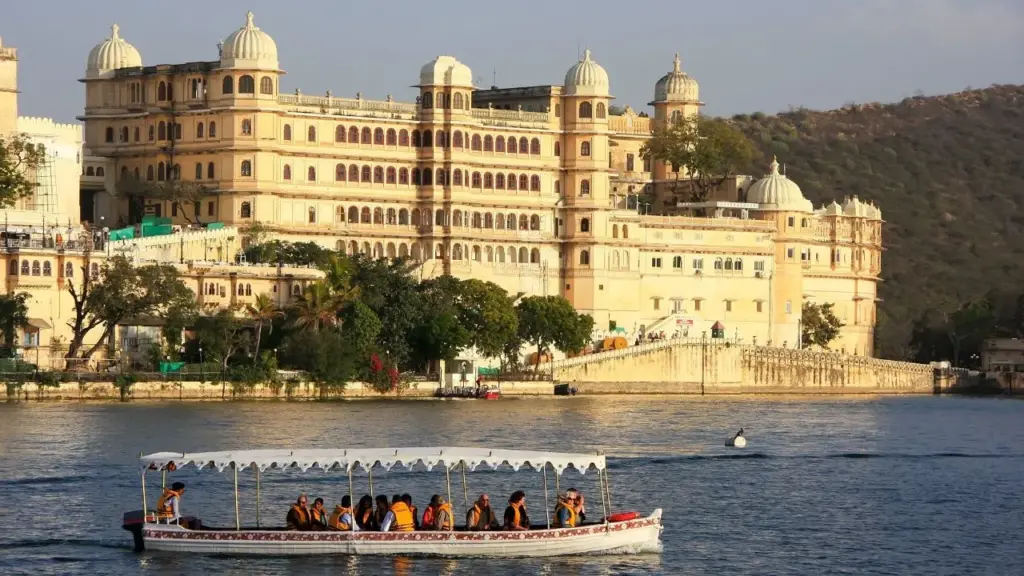 lake pichola near city palace udaipur | vnv tours - best taxi service in udaipur